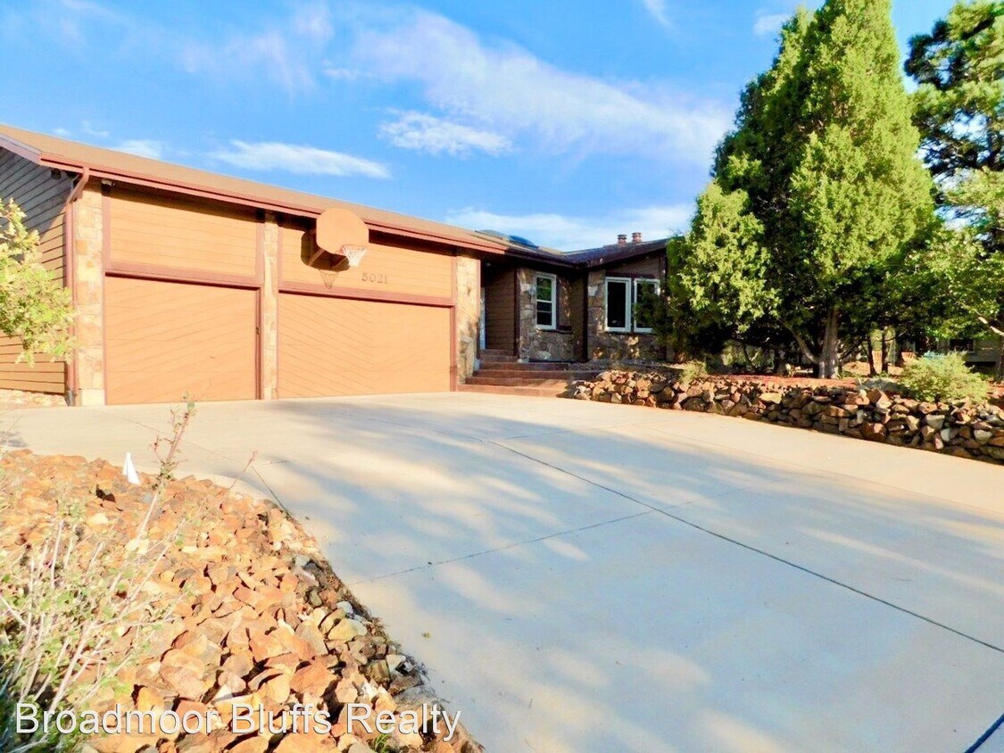Primary Photo - 5021 Cliff Point Cir W