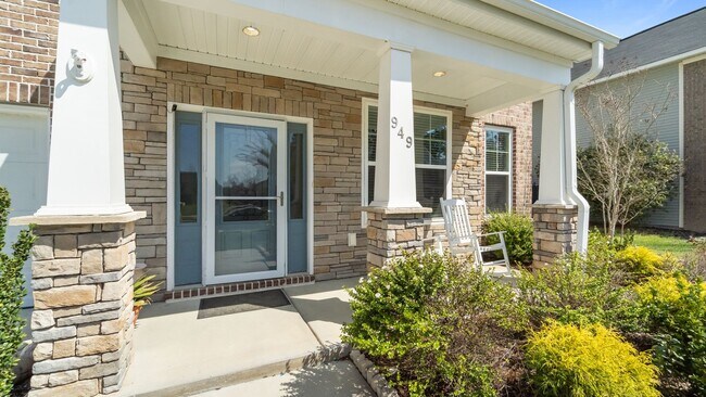 Foto del edificio - Beautifully Upgraded Home with Outdoor Fire Pit and Fenced Backyard in Buckhead East