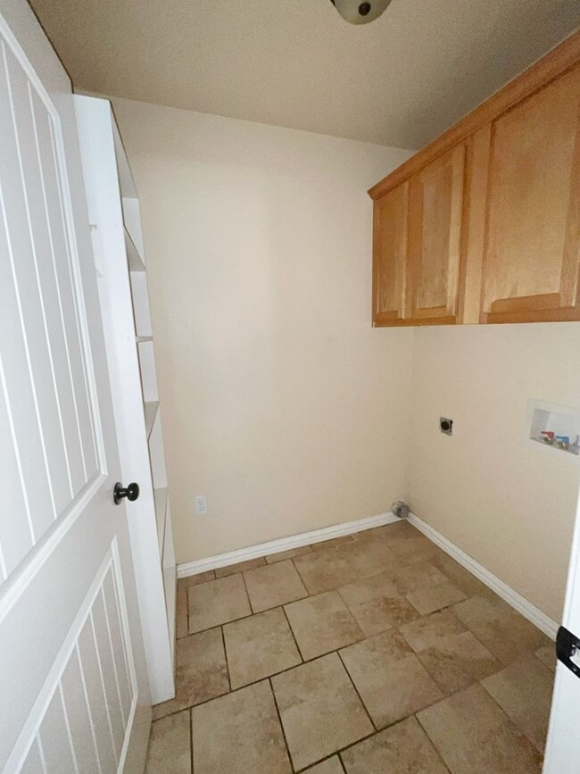 Building Photo - Beautiful 3/2duplex near Silo Schools