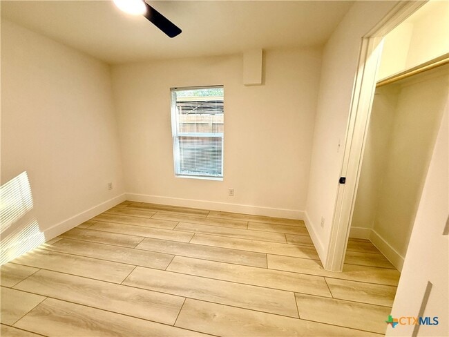 Foto del edificio - 2204 W San Antonio St