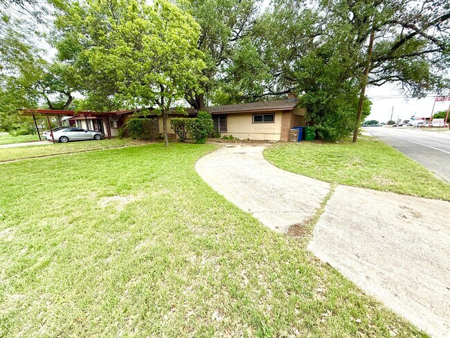 Foto del edificio - AVAILABLE NOW! 3 Bedroom / 2 Bath Corner L...