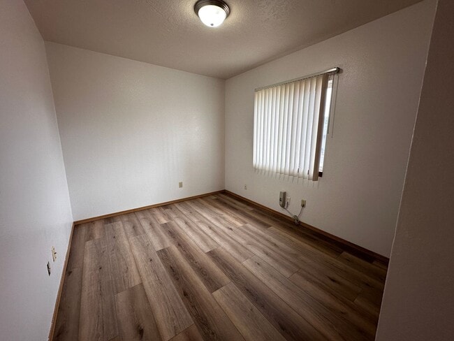 Building Photo - 1033 Main St E