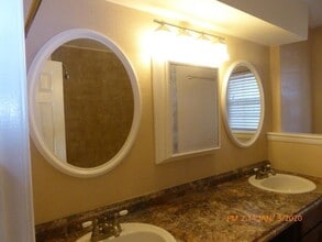 Building Photo - 111 NE Cimarron Trail