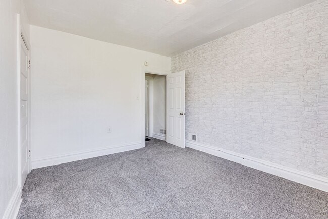 Foto del edificio - AVAILABLE AUGUST 2026 - 2 Bedroom Home w/ Original Layout!