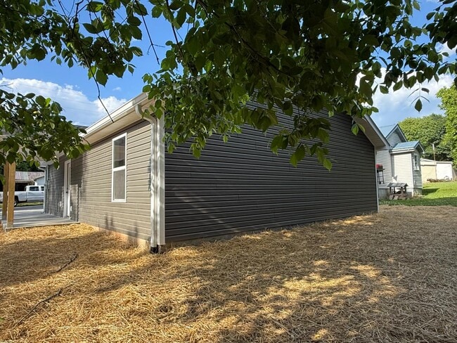 Building Photo - 836 Truman St