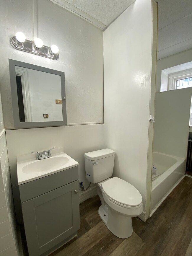 228 W Vine St Unit Apt 3, Lancaster, PA 17603 Room for Rent in