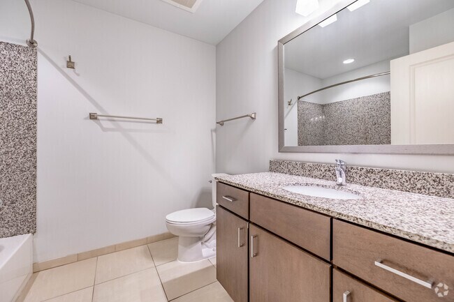 Findlay Loft 1 habitación, 1 baño - 942 pies cuadrados - Baño principal - Newberry Lofts on 6th