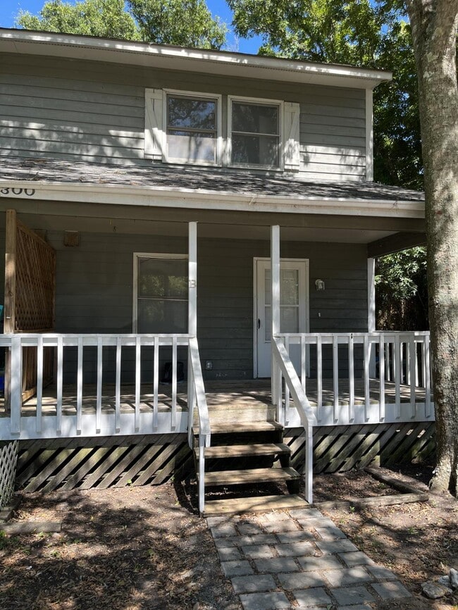 Building Photo - 300 Lee Dr