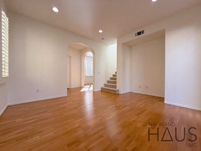 Foto del edificio - Desirable Oak Creek Community Detached Home with Two Car Garage