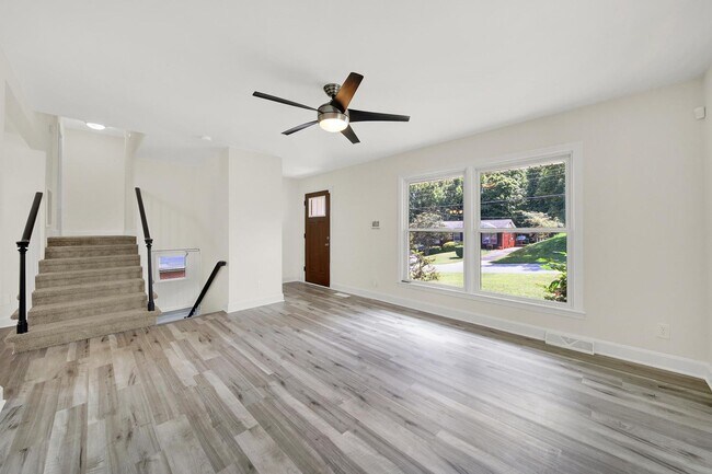 Foto del edificio - Lovely Tri-Level Home in Charlotte Near Up...