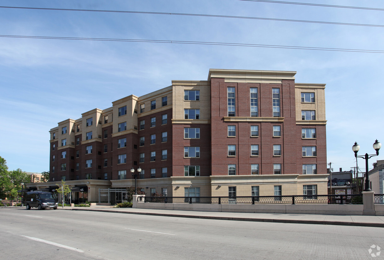 Primary Photo - 1301 University