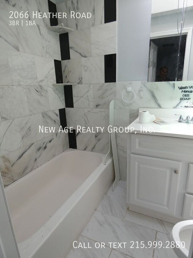 Foto del edificio - 2066 Heather Rd