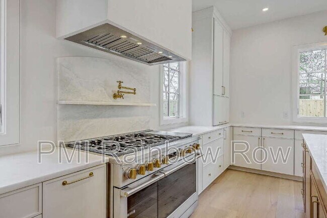 Foto del edificio - 755 Adluh St