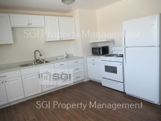 Building Photo - 1639 E Phelps Rd