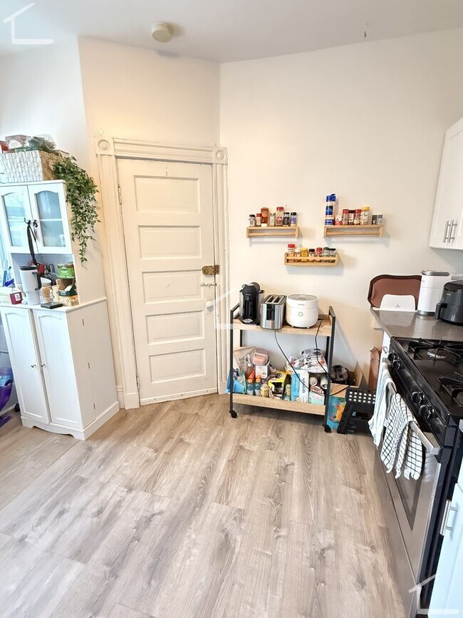 Foto del edificio - 9/1 No Fee! Spacious 3BR w/parking & heat included!