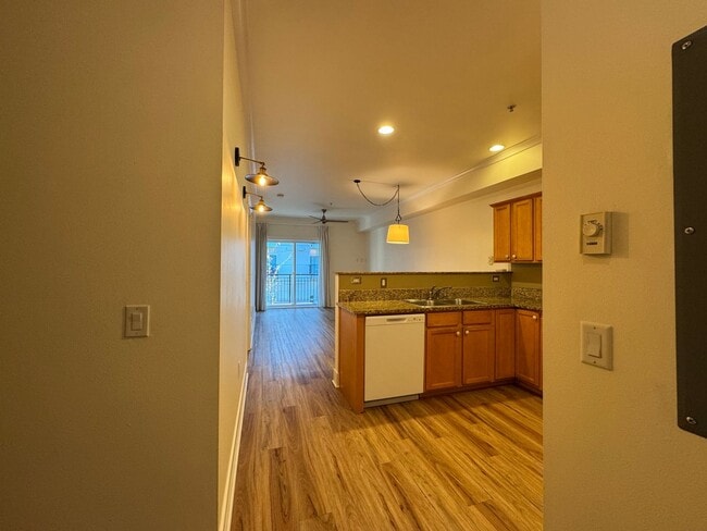 Building Photo - Downtown  1 Bed 1 Bath Condo Unit Close to Everything New Flooring New Appliances