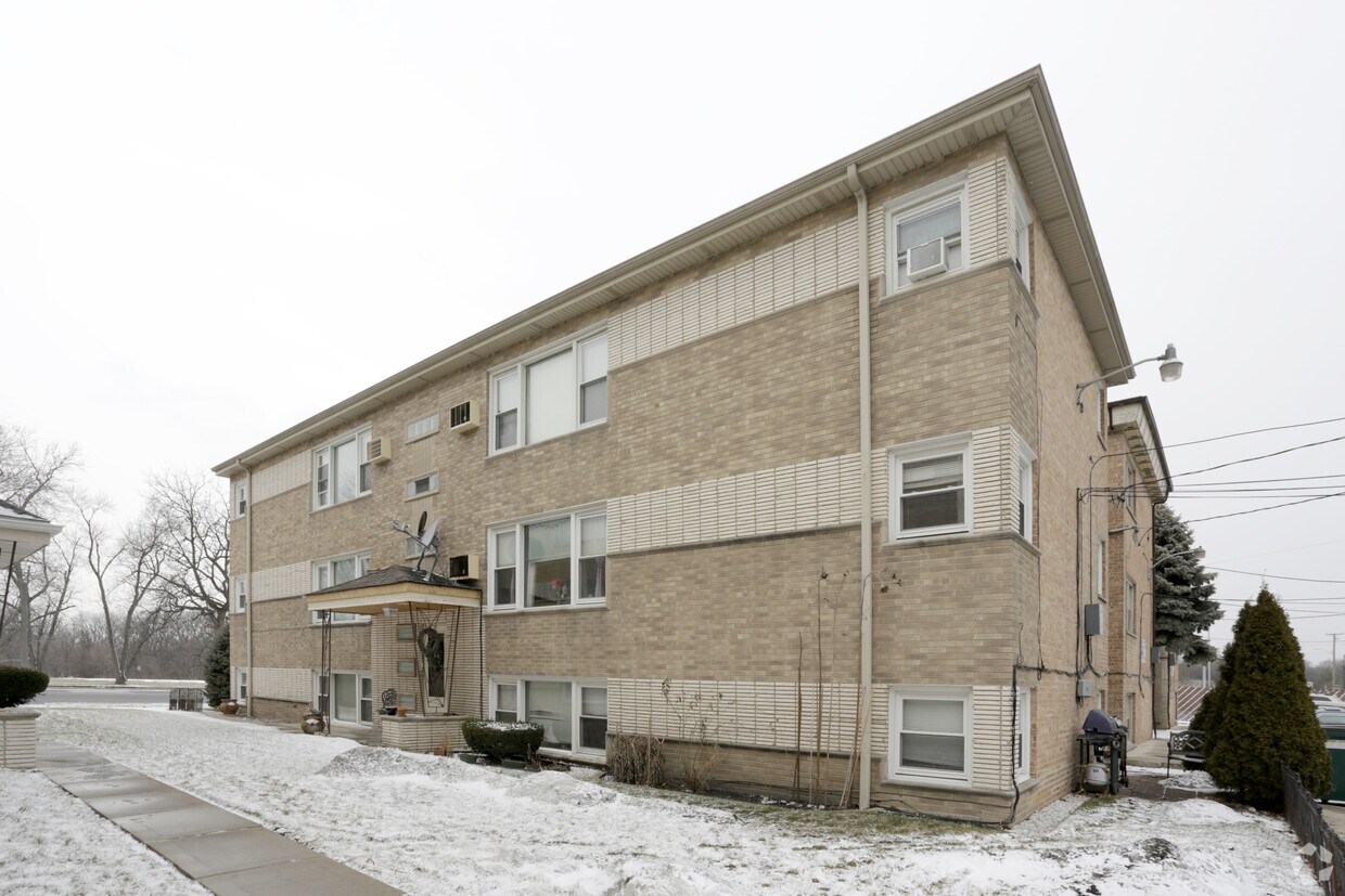 Building Photo - 2225 Desplaines Ave