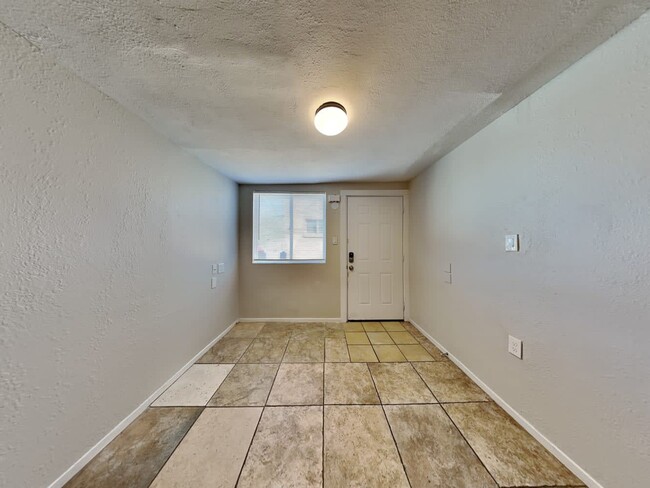 Building Photo - 1402 W Mercer Ln Unit 3