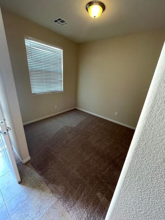 Building Photo - 2 Bedroom Singe Story Townhouse in Gated C...