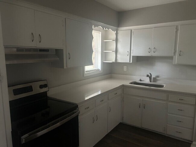 Building Photo - New to the Market!