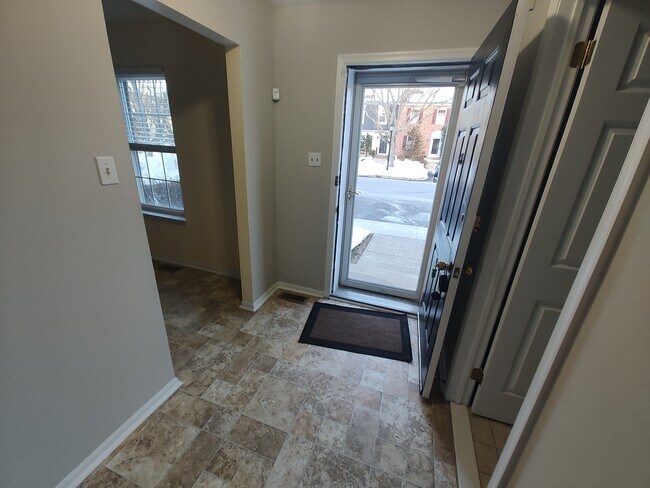 Building Photo - 503 Seminole Gdns