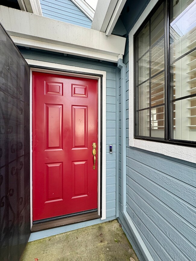 Building Photo - Centrally Located Three Bedroom Napa Home