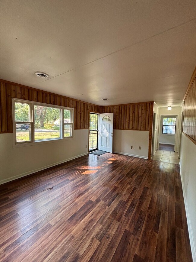 Foto del edificio - 3 bdrm 1 Bath home near Millington Elementary