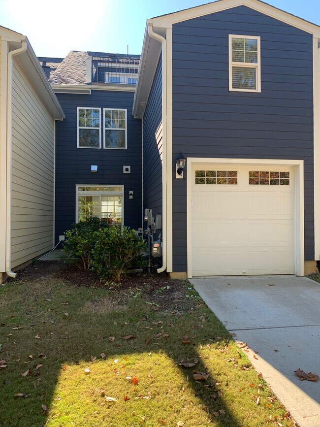 Back with Garage - 465 Triumph Ln