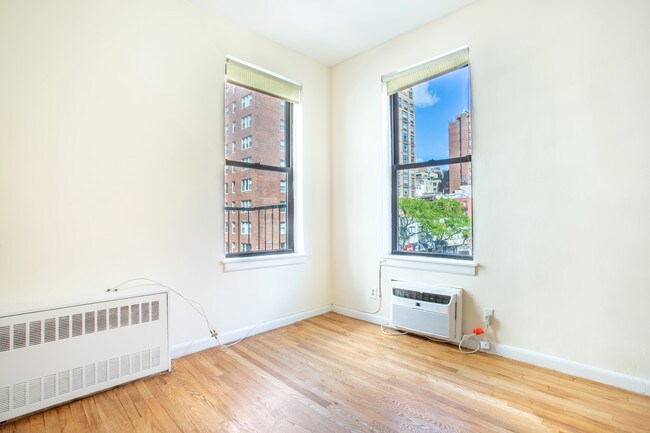 Building Photo - 200 E 75th St