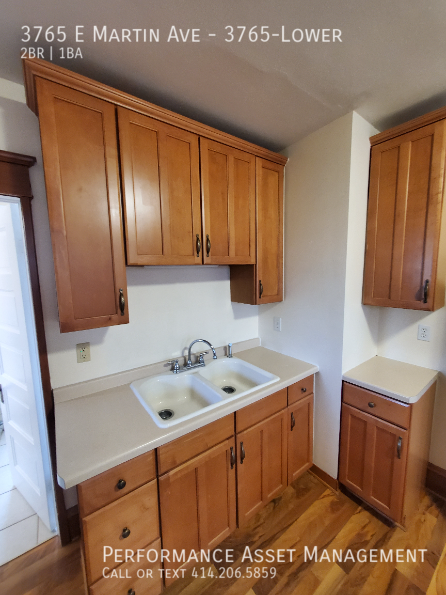 Building Photo - Charming 2BD/1BA Cudahy Lower Unit