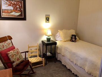 Lower level twin bedroom - 1225 Becky Mountain Road