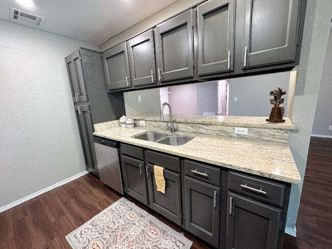 Foto del edificio - 8739 Glen Bluff
