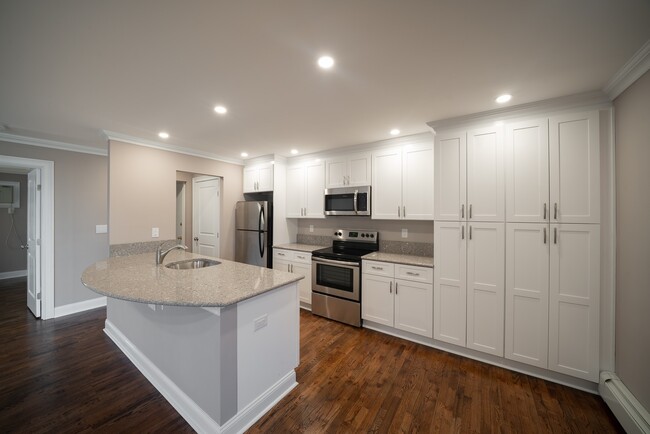 Foto del interior - Westwood Manor: In-Unit Washer & Dryer, Co...