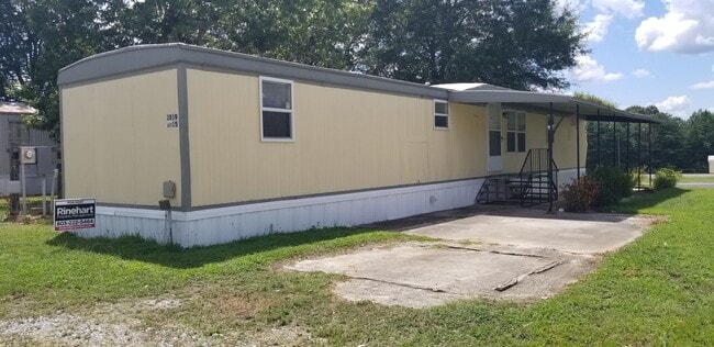 Building Photo - Recently Remodeled Two Bedroom/1 Bath Mobile Home near Downtown Clover!!
