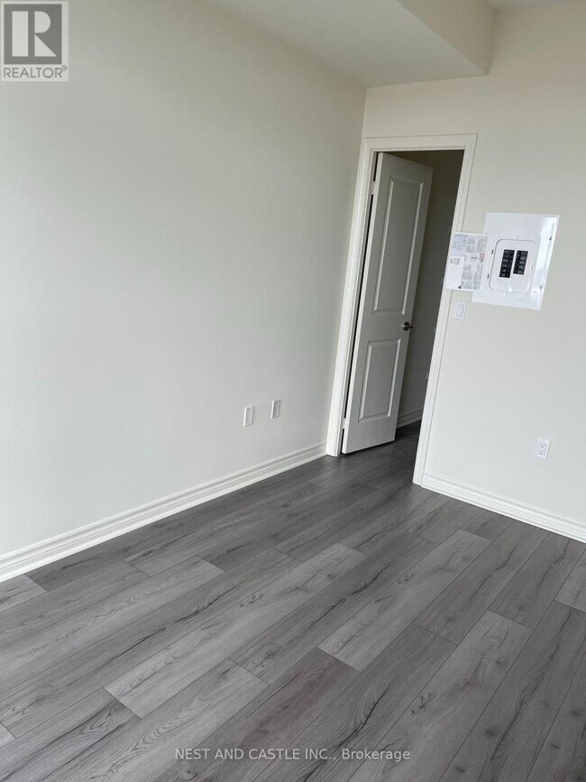 Photo du bâtiment - 349-349 Rathburn Rd W
