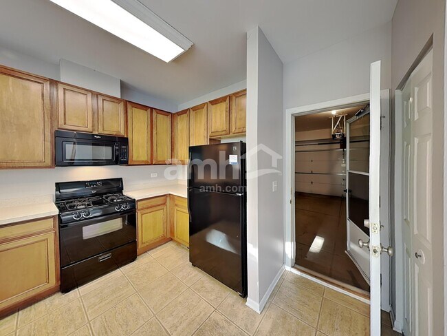 Foto del edificio - 2422 Claremont Ln