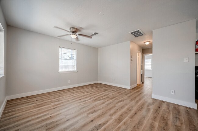 Foto del edificio - 8814 Manus St