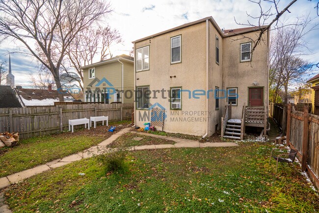 Building Photo - REMODELLED SECOND FLOOR UNIT FOR RENT