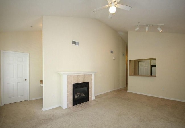 Foto del edificio - 2/2  Haile Village Center PENDING LEASE
