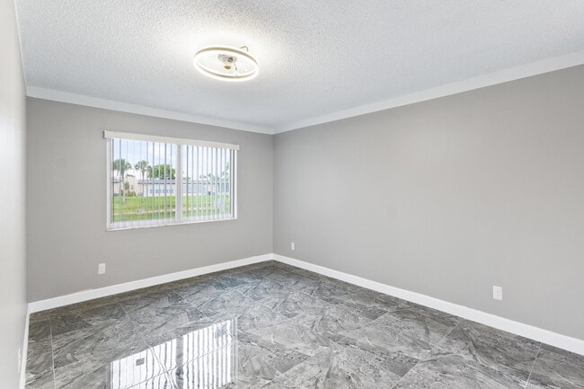 Building Photo - 146 Lake Evelyn Dr
