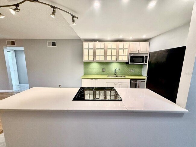 Foto del edificio - 4500 E Bay Dr