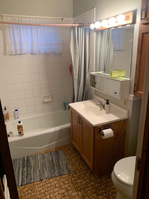 Bath - some original tile! - 1015 Division St