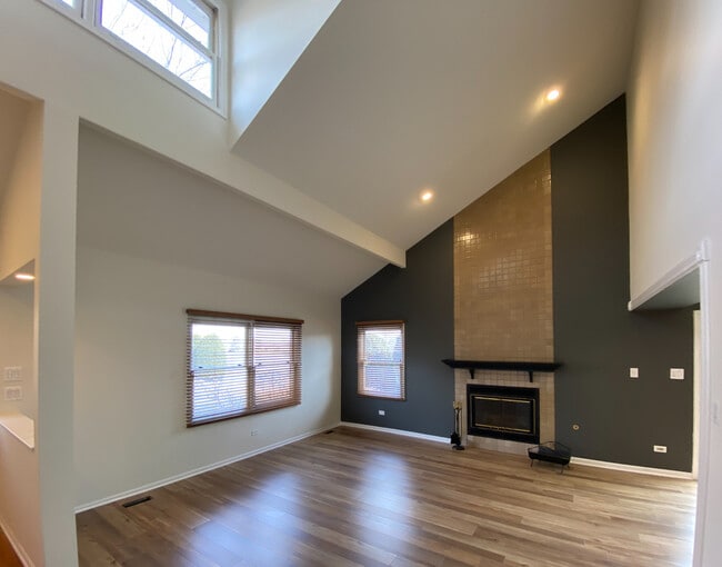 Building Photo - 15747 Chesterfield Ln