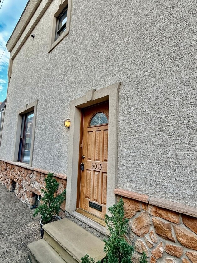 Foto principal - 3 bed 2.5 bath in Port Richmond with Garag...