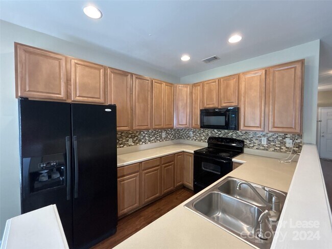 Building Photo - 245 Azteca Dr