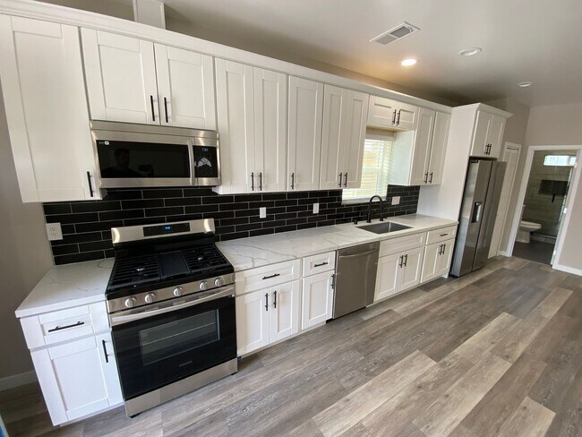 Foto del edificio - 4BD/2BA  with Large Upstairs Balcony!