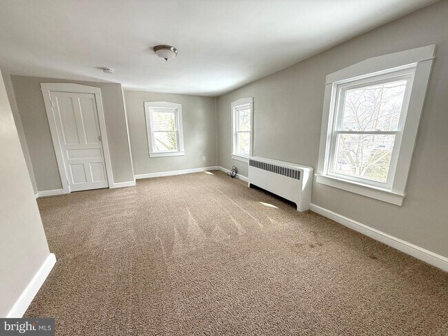 Foto del edificio - 27 N Main St