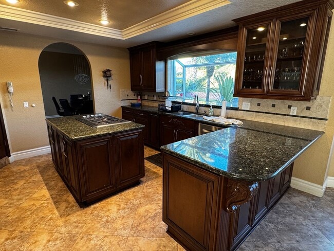 Building Photo - Custom Estate