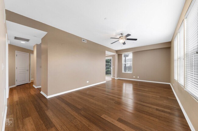 Foto del edificio - Yorkville First Floor End Unit Two Bed Condo with Pond Views