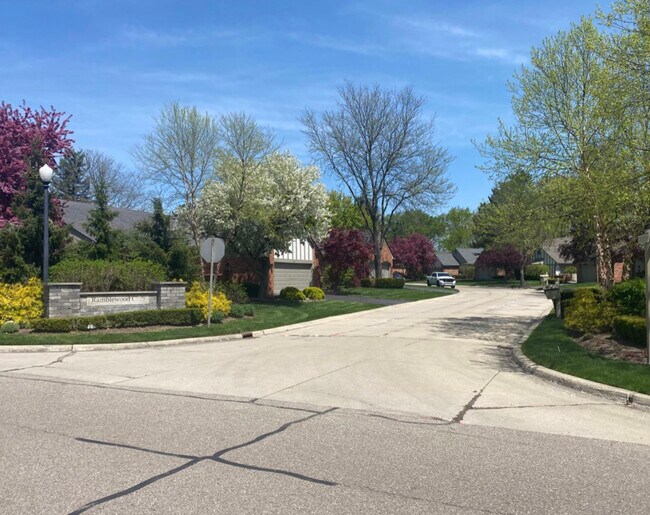 29822 Indian Trl, Farmington Hills, MI 48331 Condo for Rent in